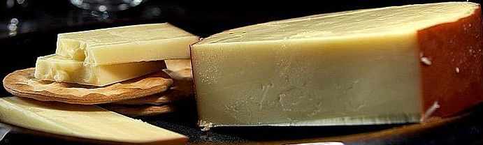 Gouda and crackers