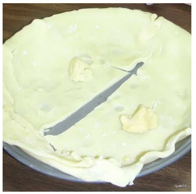 Creating an ocean floor pie crust