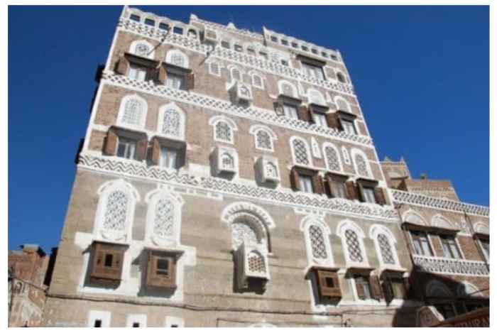 Easily noticed rectangular wooden boxes - Image credit: http://carolynn-in-dubai.smugmug.com/Travel/Yemen-1-Old-Sanaa/4025009_drtsMt/236143056_p9W9m