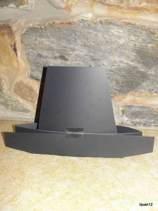 Pilgrim hat (Notice it has no buckle.)