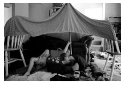 Setting up the tent - Image credit: http://www.thephotoforum.com/