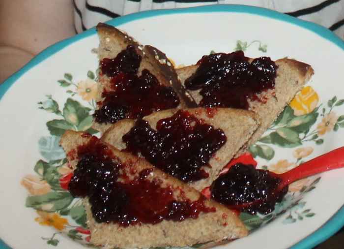 After boiling the grape juice with sugar, we enjoyed the grape jam. (Step 4)