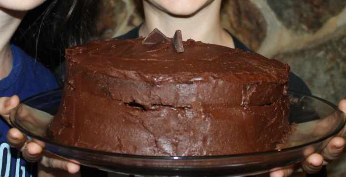 Dramatizing the Great Leap Forward by baking and decorating a cake to give away