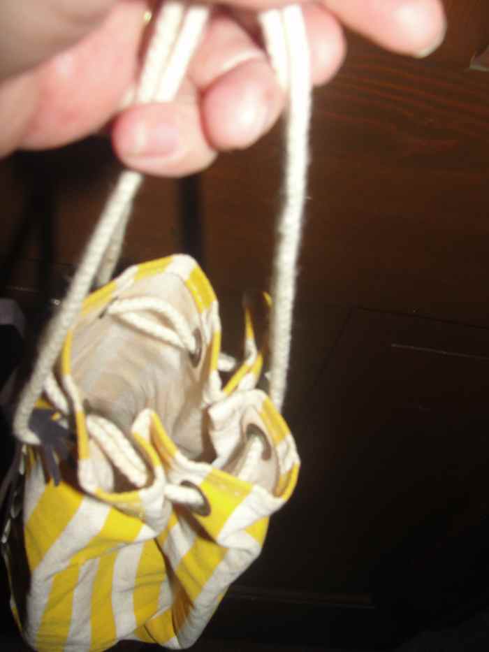 Using a drawstring to demonstrate how the pupil works