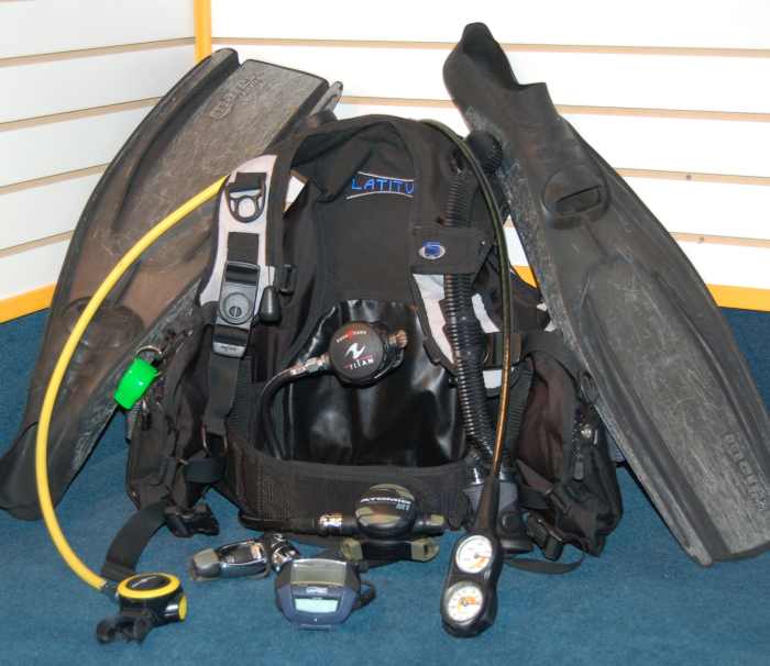 Showing scuba gear - Image credit: https://underwaterphantaseas.wordpress.com/tag/used-scuba-gear/