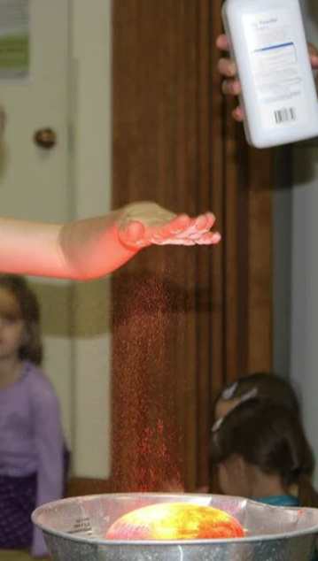 Using a lamp & baby powder to show how hot air makes wind