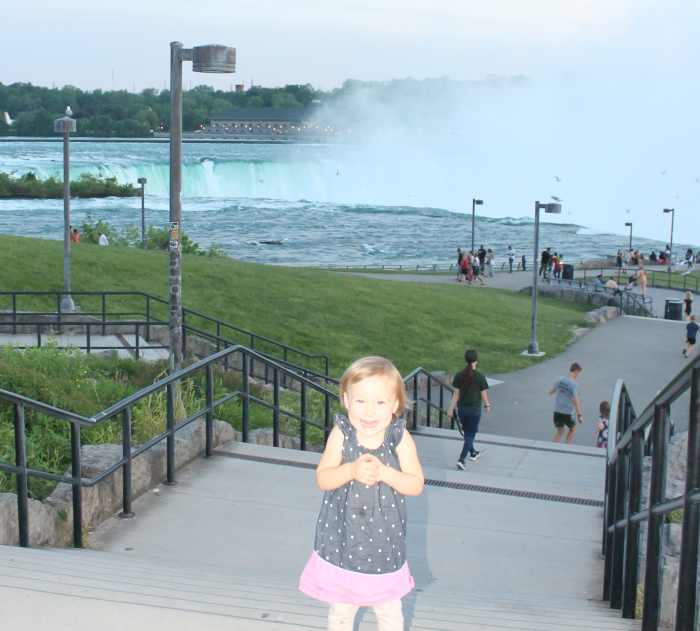 Walking to Horseshoe Falls